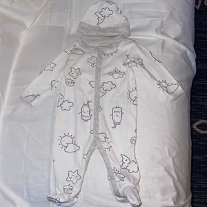 Carters Baby onesie w beanie